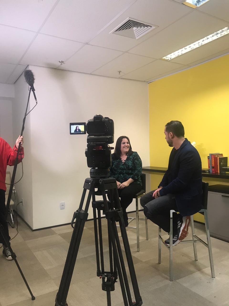 Bastidores da entrevista de Simone Mazzali à Record News, com câmera, microfone e entrevistador