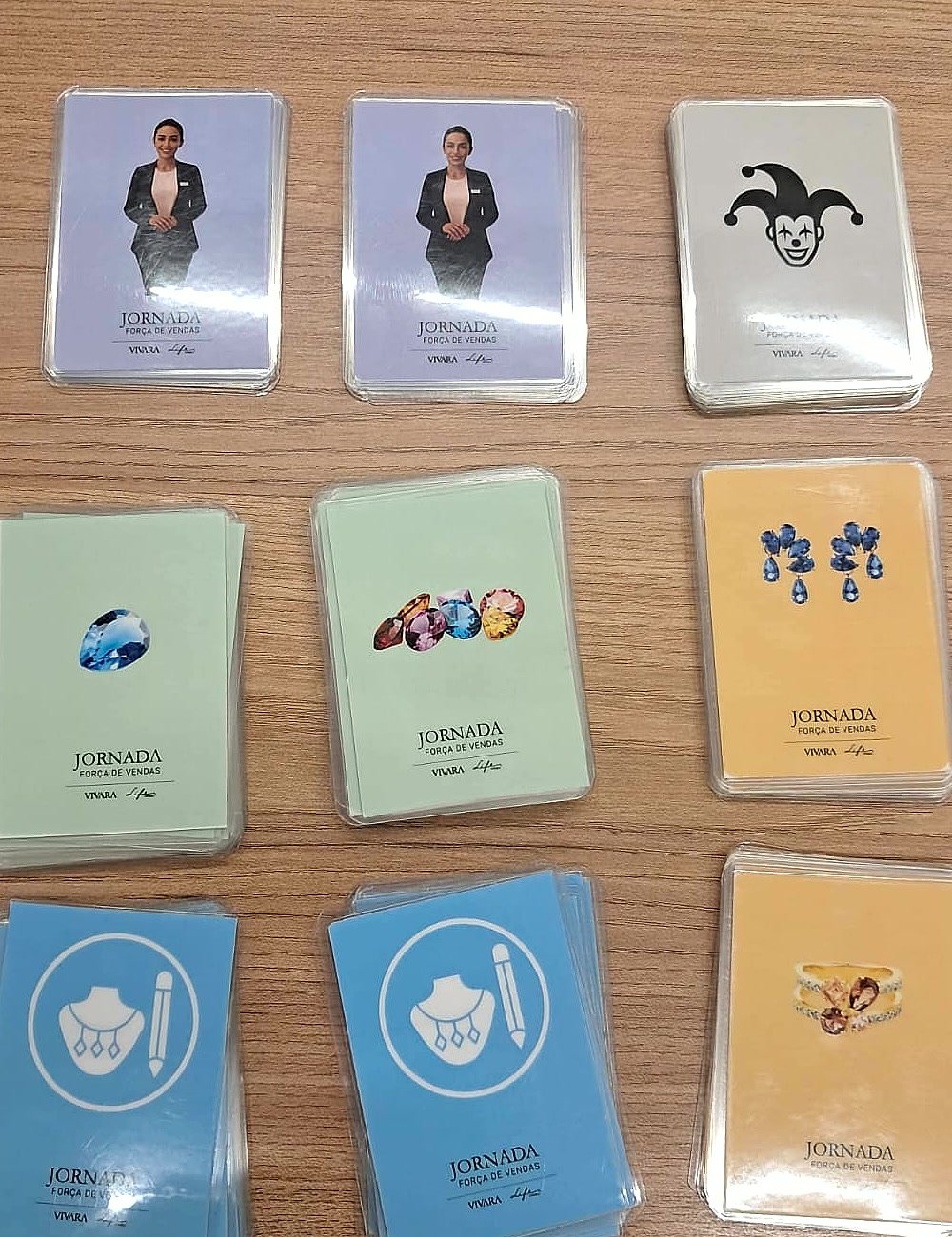 Montes de cartas do jogo organizados por categoria